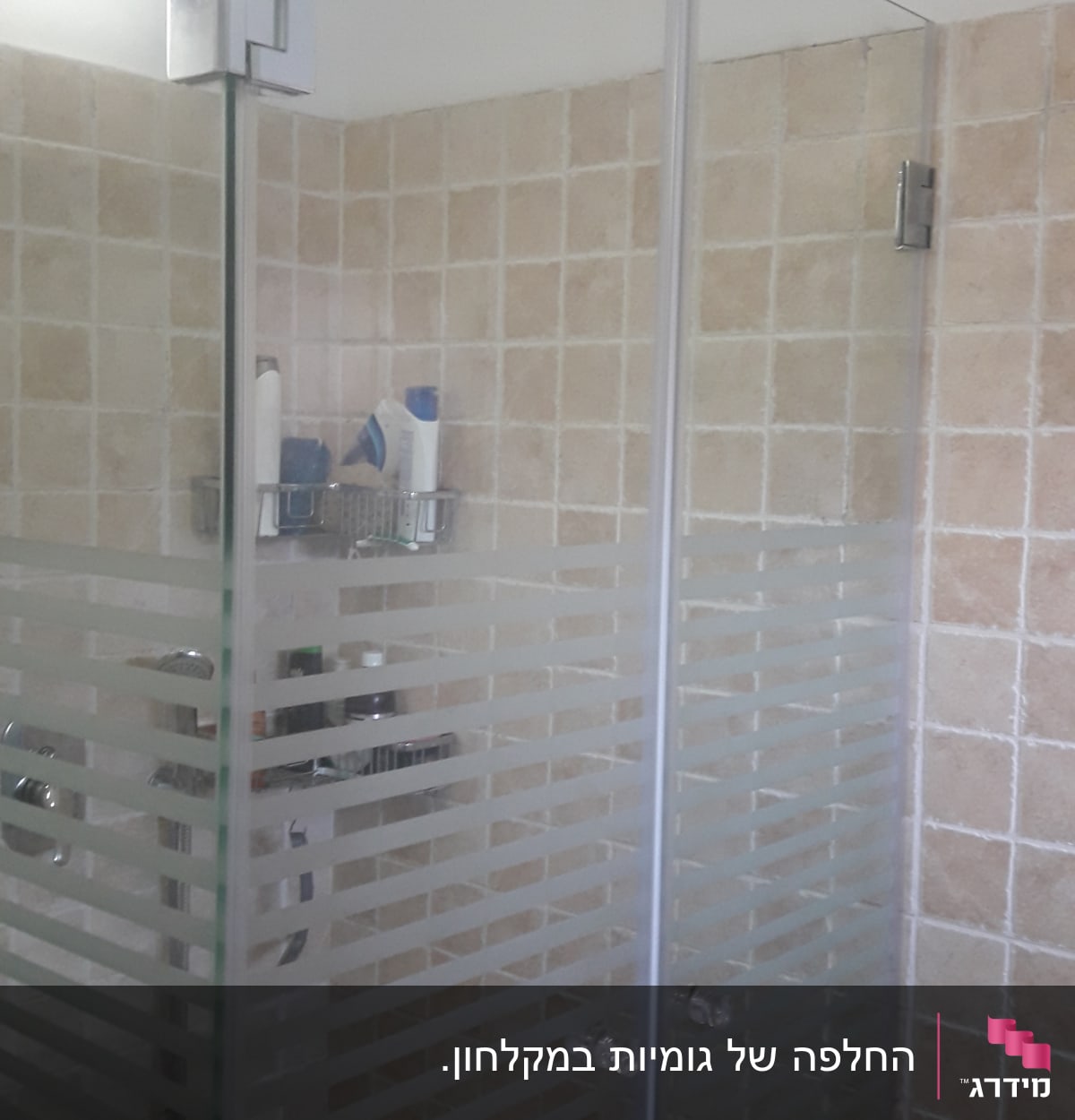 מקלחון זכוכית עם מדף מוצרים וסבונים